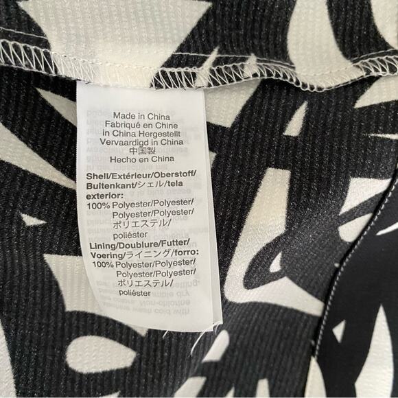 J. Crew 365 Black White Hammered Satin Blouse size 8 short sleeve - Picture 6 of 7